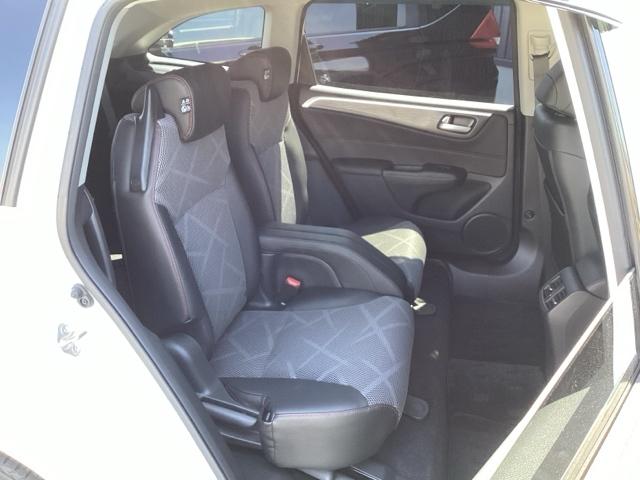 �Z�J���h�V�[�g�͂u�X���C�h�L���v�e���V�[�g�ł��I�����b�N�X�ł���悤�ɁA�V�[�g�̒����ʒu���Ⴍ�A������肭�낰���^�̌Œ�A�[�����X�g�t���ł��B�܂��A�΂ߌ���֑傫���X���C�h�ł��܂��B