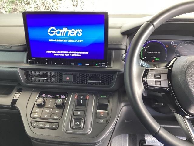 �y�G���N�g���b�N�M�A�Z���N�^�[�z�w��ł̒������삪�\�B�X�C�b�`�E�{�^���̑���ɂ���ăV�t�g������s�����Ƃ��ł��܂��B�܂��A�n���h�������C���p�l���X�b�L�������Ă���܂��B