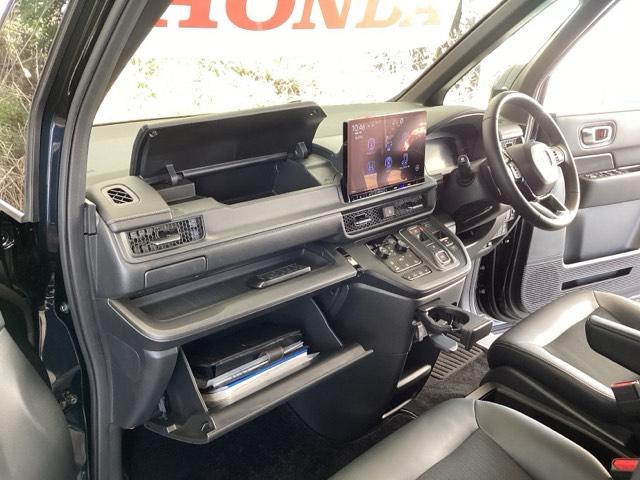 ���F���̂悢�C���p�l����ł��B����X�C�b�`��J�b�v�z���_�[���g���₷���ʒu�ɔz�u����Ă��܂��B