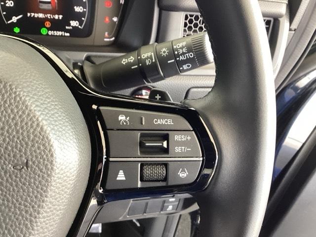 �X�e�A�����O�z�C�[���̉E�����N���[�Y�R���g���[���X�C�b�`�ł��B�A�N�Z���y�_���𓥂܂��Ɉ�葖�s���o����̂ŁA�������H�ł̑��s���O�b�Ɖ��K�ɂȂ�܂��B