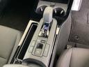 シンプルでとても使いやすいフロアシフトに、パーキングブレーキは電子制御パーキングブレーキです。
