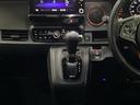 運転席周辺のスマートなレイアウトが、操作のしやすさを実現。快適なドライブをサポートします。手元で操作ができる、電子制御パーキングブレーキ。