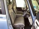 フロント広々、ベンチシートの運転席は、ハイトアジャスターが付いているので、快適にドライブができます。ハンドルはチルトステアリングで、ハンドル位置を上下に調節できます。