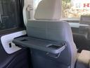 前席背面には格納式のテーブルも装備。食事やスマホ・タブレットでの動画視聴など様々な用途で活躍します。サイドにはちょっとした荷物がかけれて便利なコンビニフック付きです。