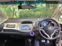 フロントガラスが大きく、ワイドな視界で運転もしやすくなるように、設計されています。 3