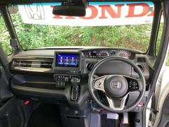 まぶしい日差しをやわらげる、青色のハーフシェイドフロントウィンドウがついています。また、プラズマクラスター技術搭載フルオートエアコンで快適です。 2