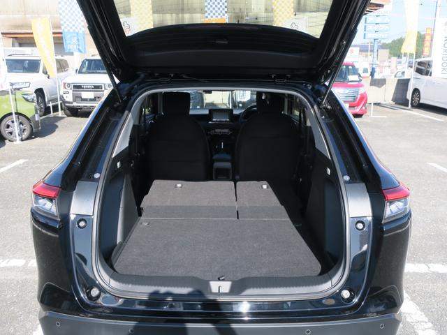 後部座席のシートを倒せば沢山の荷物を載せることができます。