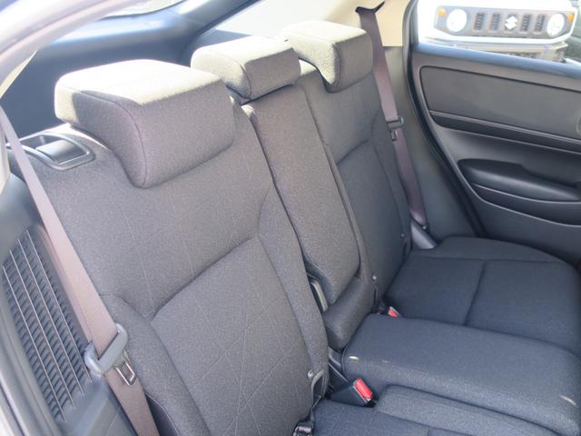 後部座席も中は広く乗り降りが楽にできます。