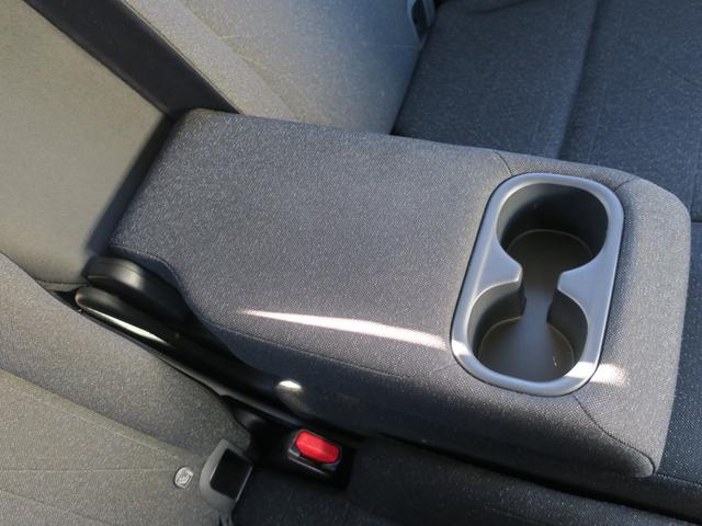 後部座席の中央には肘置きにもなるドリンクホルダーがあります。