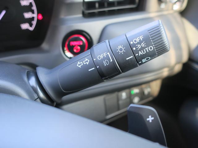 辺りが暗くなったら自動でライトが点灯するオートライトです。