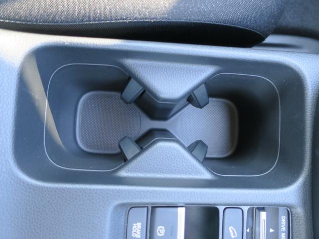 運転席中央にはドリンクホルダーがあります。