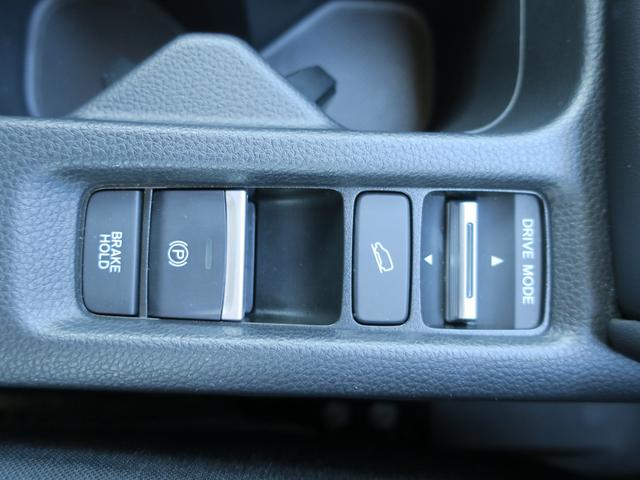 ボタン１つで操作ができる電動パーキングブレーキです。