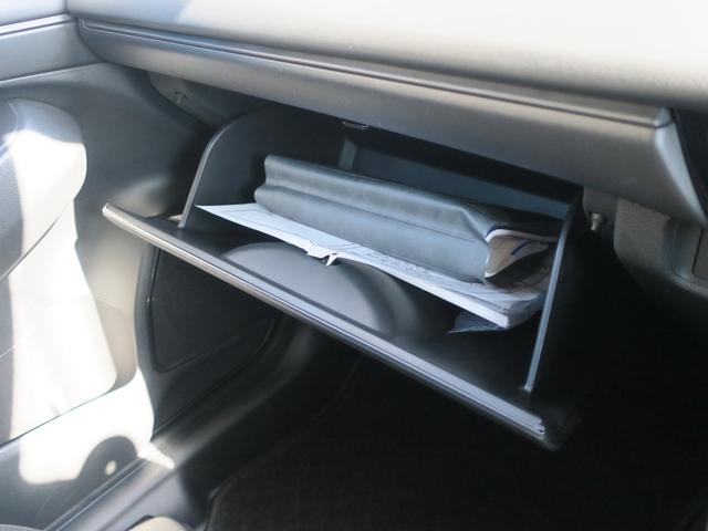 車検証入れにも使えるグローブボックスです。