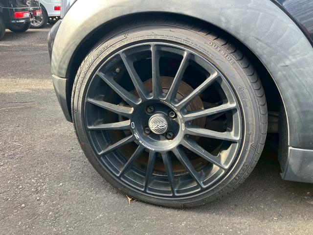 MINI クーパーS 6速ミッション車 センターマフラー OZレーシング17インチアルミホイール リアスポ プッシュスタート キーレス キセノンライト サイドエアバッグ 横滑り防止装置(9枚目)