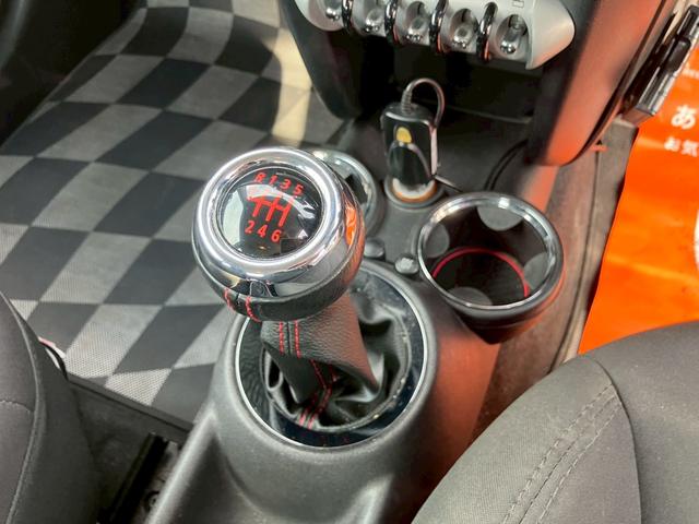 MINI クーパーS 6速ミッション車 センターマフラー OZレーシング17インチアルミホイール リアスポ プッシュスタート キーレス キセノンライト サイドエアバッグ 横滑り防止装置(13枚目)