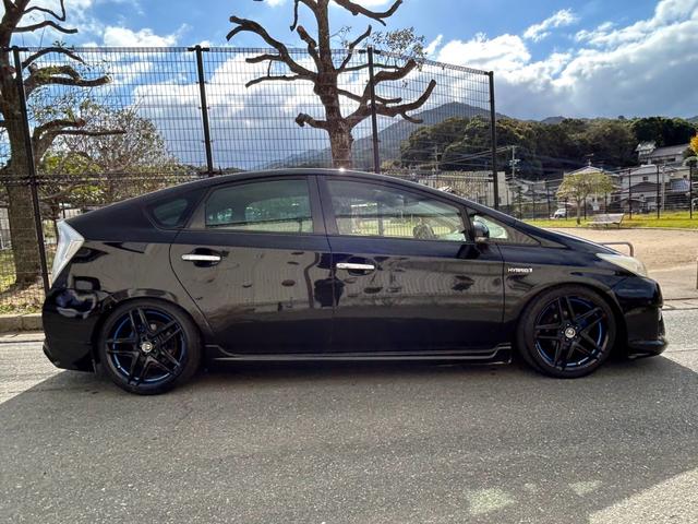 プリウス Ｌ　ドライブレコーダー　Ｂｌｕｅｔｏｏｔｈナビ　エイムゲインエアロ　エイムゲインアルミホイール（3枚目）