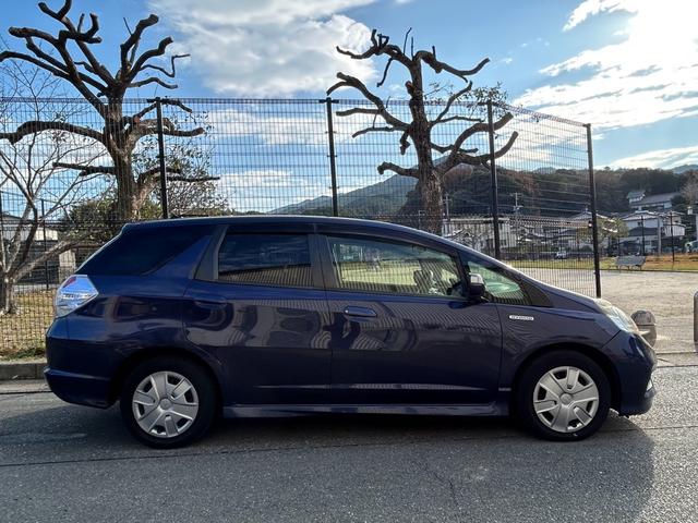 フィットシャトルハイブリッド ハイブリッド　クールエディション　ハーフレザーシート　ギャザーズナビ　ＴＶ＆ナビ　バックカメラ　シートヒーター　ＥＴＣ　キーレスエントリー　横滑り防止機能　アイドリングストップ　盗難防止システム　衝突安全ボディ（3枚目）