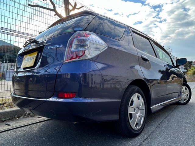 フィットシャトルハイブリッド ハイブリッド　クールエディション　ハーフレザーシート　ギャザーズナビ　ＴＶ＆ナビ　バックカメラ　シートヒーター　ＥＴＣ　キーレスエントリー　横滑り防止機能　アイドリングストップ　盗難防止システム　衝突安全ボディ（5枚目）