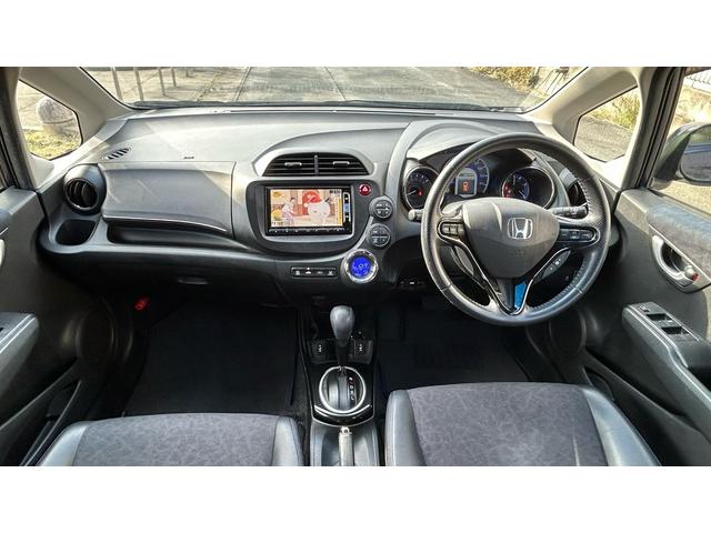 フィットシャトルハイブリッド ハイブリッド　クールエディション　ハーフレザーシート　ギャザーズナビ　ＴＶ＆ナビ　バックカメラ　シートヒーター　ＥＴＣ　キーレスエントリー　横滑り防止機能　アイドリングストップ　盗難防止システム　衝突安全ボディ（7枚目）