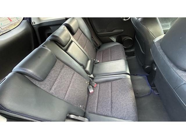 フィットシャトルハイブリッド ハイブリッド　クールエディション　ハーフレザーシート　ギャザーズナビ　ＴＶ＆ナビ　バックカメラ　シートヒーター　ＥＴＣ　キーレスエントリー　横滑り防止機能　アイドリングストップ　盗難防止システム　衝突安全ボディ（15枚目）