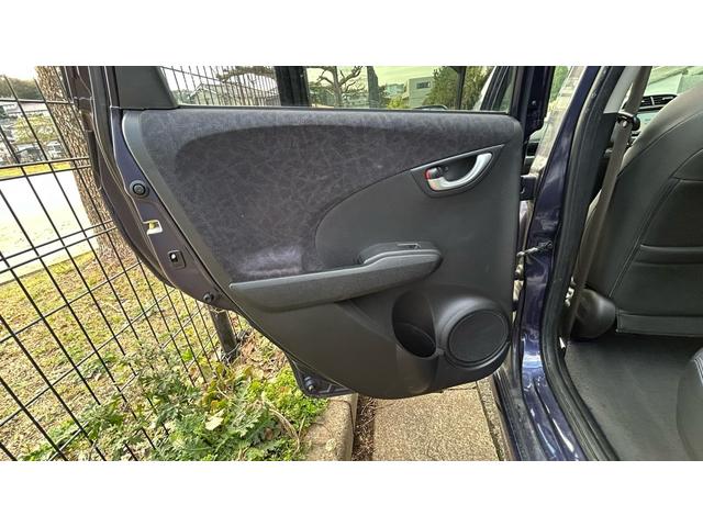 フィットシャトルハイブリッド ハイブリッド　クールエディション　ハーフレザーシート　ギャザーズナビ　ＴＶ＆ナビ　バックカメラ　シートヒーター　ＥＴＣ　キーレスエントリー　横滑り防止機能　アイドリングストップ　盗難防止システム　衝突安全ボディ（23枚目）