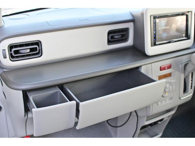 ☆中古車だからと、内装の染み・臭い等、妥協していませんか？当店ではその様な汚れに、妥協無くイオンクリーニング施工を全車に行っております。一度足を運んでもらえませんか！！