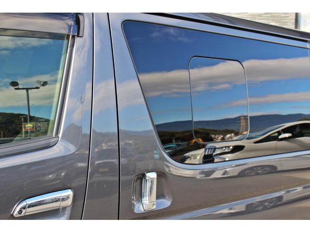 レジアスエースバン スーパーＧＬ　ダークプライム　・衝突回避支援ブレーキ・レーンキープアシスト・社外ＳＤナビ・ＤＴＶ・バックモニター・Ｂｌｕｅｔｏｏｔ・ＤＶＤ・ＣＤ・ＥＴＣ・フリップダウンモニター・スマートキー・シートカバー・ベットキット・ローダウン（9枚目）