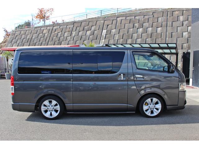 レジアスエースバン スーパーＧＬ　ダークプライム　・衝突回避支援ブレーキ・レーンキープアシスト・社外ＳＤナビ・ＤＴＶ・バックモニター・Ｂｌｕｅｔｏｏｔ・ＤＶＤ・ＣＤ・ＥＴＣ・フリップダウンモニター・スマートキー・シートカバー・ベットキット・ローダウン（13枚目）