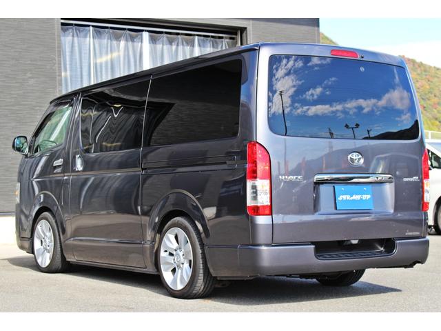 レジアスエースバン スーパーＧＬ　ダークプライム　・衝突回避支援ブレーキ・レーンキープアシスト・社外ＳＤナビ・ＤＴＶ・バックモニター・Ｂｌｕｅｔｏｏｔ・ＤＶＤ・ＣＤ・ＥＴＣ・フリップダウンモニター・スマートキー・シートカバー・ベットキット・ローダウン（14枚目）