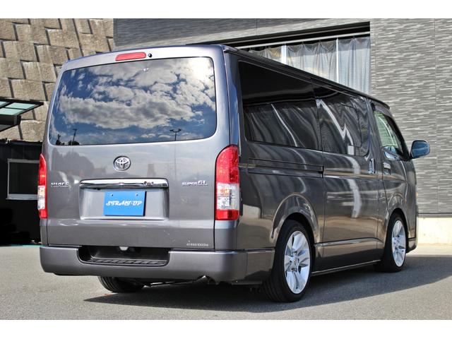 レジアスエースバン スーパーＧＬ　ダークプライム　・衝突回避支援ブレーキ・レーンキープアシスト・社外ＳＤナビ・ＤＴＶ・バックモニター・Ｂｌｕｅｔｏｏｔ・ＤＶＤ・ＣＤ・ＥＴＣ・フリップダウンモニター・スマートキー・シートカバー・ベットキット・ローダウン（16枚目）