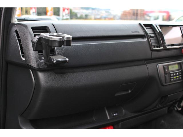 レジアスエースバン スーパーＧＬ　ダークプライム　・衝突回避支援ブレーキ・レーンキープアシスト・社外ＳＤナビ・ＤＴＶ・バックモニター・Ｂｌｕｅｔｏｏｔ・ＤＶＤ・ＣＤ・ＥＴＣ・フリップダウンモニター・スマートキー・シートカバー・ベットキット・ローダウン（40枚目）