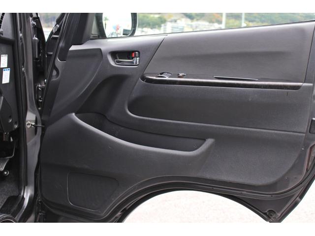 レジアスエースバン スーパーＧＬ　ダークプライム　・衝突回避支援ブレーキ・レーンキープアシスト・社外ＳＤナビ・ＤＴＶ・バックモニター・Ｂｌｕｅｔｏｏｔ・ＤＶＤ・ＣＤ・ＥＴＣ・フリップダウンモニター・スマートキー・シートカバー・ベットキット・ローダウン（41枚目）