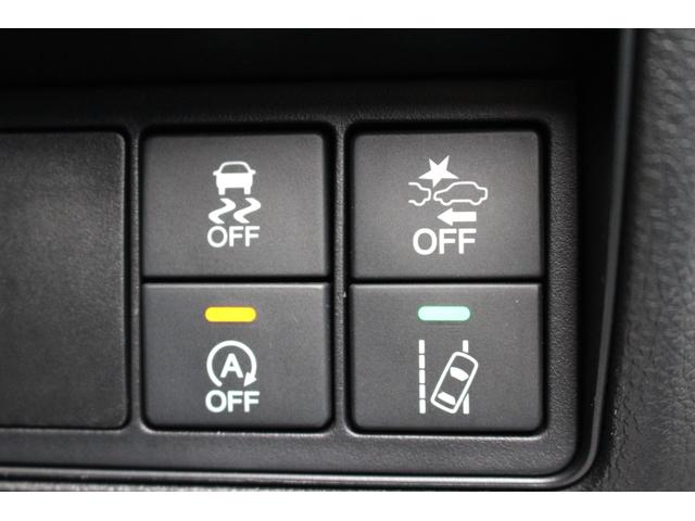 ���ӂ���x��@�\�����E�̋�����F�����A���Ԃ̑��s�p�^�[�����v�����܂��B���̏�Ŏ��ۂ̎ԗ��̋������v���p�^�[���ƈقȂ�A�֍s���Ă���Ɣ��f�����ꍇ�͌x���𔭂��ăh���C�o�[�ɒm�点�܂��B