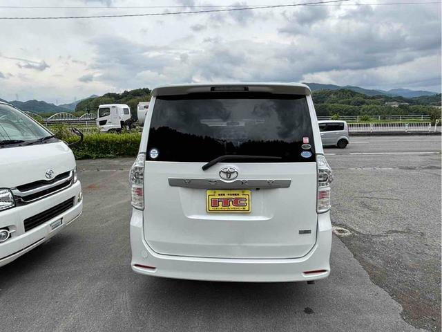 ヴォクシー ＺＳ　煌　ＥＴＣ　バックカメラ　ＴＶ　両側電動スライドドア　ＨＩＤ　スマートキー　３列シート　ウォークスルー　ＣＶＴ　アルミホイール　ＣＤ　ＤＶＤ再生　ミュージックプレイヤー接続可　Ｂｌｕｅｔｏｏｔｈ（6枚目）