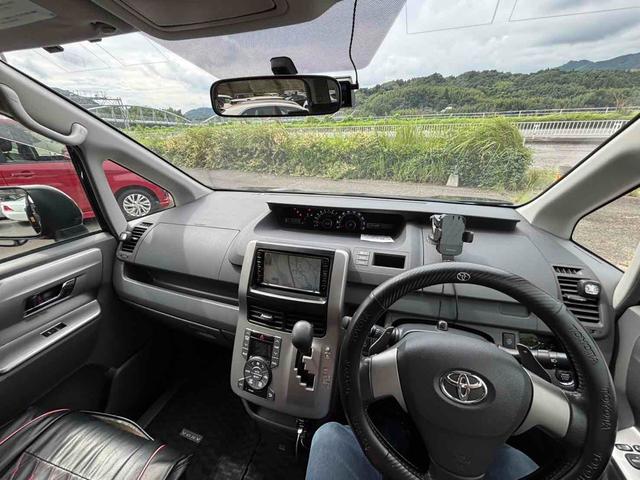 ヴォクシー ＺＳ　煌　ドライブレコーダー　バックカメラ　ナビ　ＴＶ　両側スライドドア　オートライト　ＨＩＤ　スマートキー　３列シート　ＣＶＴ　アルミホイール　ＣＤ　ＤＶＤ再生　ミュージックプレイヤー接続可（3枚目）