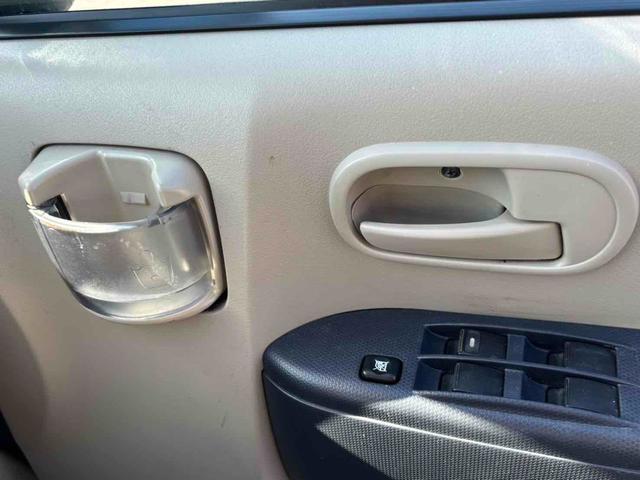 ｅＫワゴン Ｍ　キーレスエントリー　電動格納ミラー　ＭＴ　盗難防止システム　ＣＤ　衝突安全ボディ　エアコン　パワーステアリング　パワーウィンドウ（7枚目）
