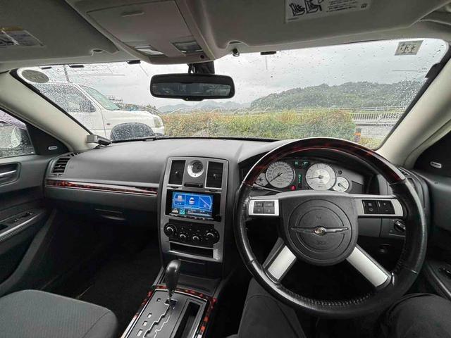 クライスラー・３００Ｃ 　クリアランスソナー　バックカメラ　ナビ　ＴＶ　アルミホイール　ＡＴ　電動格納ミラー　パワーシート　ＣＤ　ＤＶＤ再生　エアコン（2枚目）