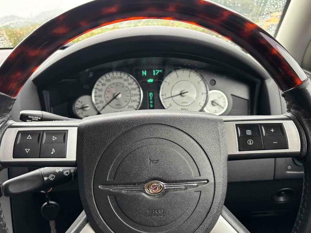 クライスラー・３００Ｃ 　クリアランスソナー　バックカメラ　ナビ　ＴＶ　アルミホイール　ＡＴ　電動格納ミラー　パワーシート　ＣＤ　ＤＶＤ再生　エアコン（3枚目）