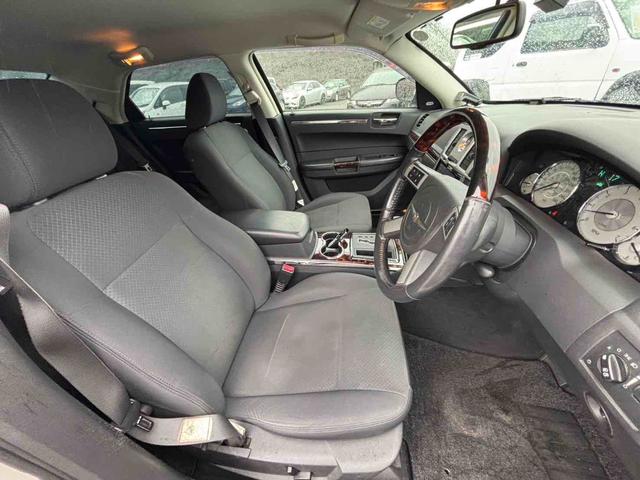 クライスラー・３００Ｃ 　クリアランスソナー　バックカメラ　ナビ　ＴＶ　アルミホイール　ＡＴ　電動格納ミラー　パワーシート　ＣＤ　ＤＶＤ再生　エアコン（8枚目）