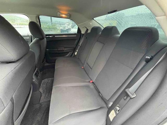 クライスラー・３００Ｃ 　クリアランスソナー　バックカメラ　ナビ　ＴＶ　アルミホイール　ＡＴ　電動格納ミラー　パワーシート　ＣＤ　ＤＶＤ再生　エアコン（11枚目）