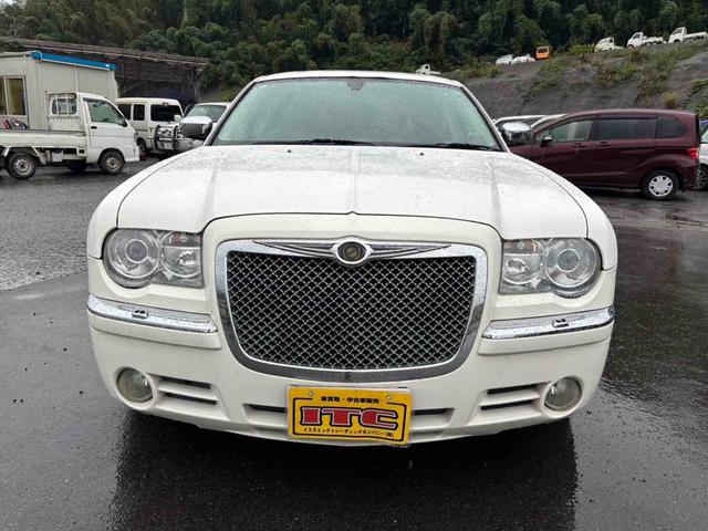 クライスラー・３００Ｃ 　クリアランスソナー　バックカメラ　ナビ　ＴＶ　アルミホイール　ＡＴ　電動格納ミラー　パワーシート　ＣＤ　ＤＶＤ再生　エアコン（12枚目）