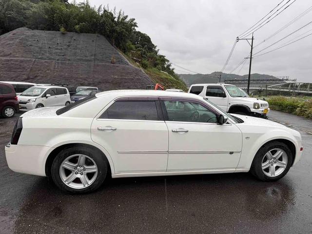 クライスラー・３００Ｃ 　クリアランスソナー　バックカメラ　ナビ　ＴＶ　アルミホイール　ＡＴ　電動格納ミラー　パワーシート　ＣＤ　ＤＶＤ再生　エアコン（14枚目）