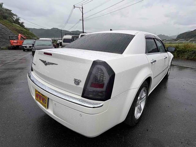 クライスラー・３００Ｃ 　クリアランスソナー　バックカメラ　ナビ　ＴＶ　アルミホイール　ＡＴ　電動格納ミラー　パワーシート　ＣＤ　ＤＶＤ再生　エアコン（15枚目）