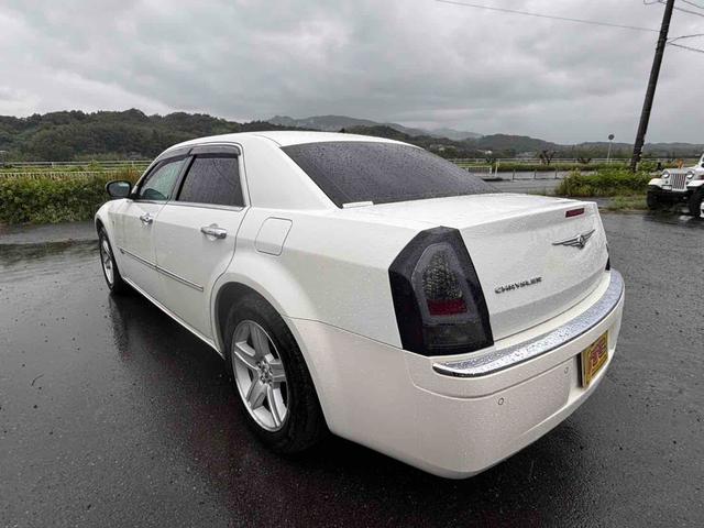 クライスラー・３００Ｃ 　クリアランスソナー　バックカメラ　ナビ　ＴＶ　アルミホイール　ＡＴ　電動格納ミラー　パワーシート　ＣＤ　ＤＶＤ再生　エアコン（17枚目）