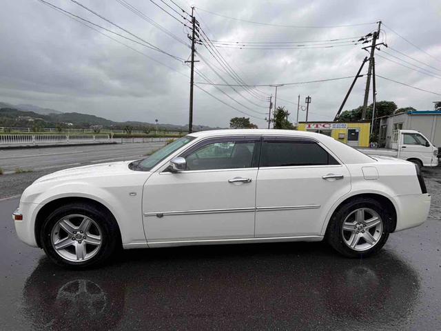 クライスラー・３００Ｃ 　クリアランスソナー　バックカメラ　ナビ　ＴＶ　アルミホイール　ＡＴ　電動格納ミラー　パワーシート　ＣＤ　ＤＶＤ再生　エアコン（18枚目）