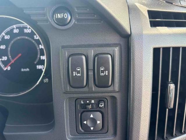 指先ひとつでドアオープン。【ワンアクション両側パワースライドドア】両手がふさがっていても、スイッチひとつでスライドドアが自動解錠＆自動オープンします。