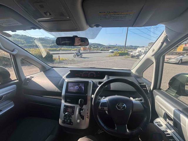 ヴォクシー ＺＳ　福祉車輌　ＴＶ　両側電動スライドドア　オートライト　ＨＩＤ　スマートキー　電動格納ミラー　３列シート　ＣＶＴ　ＣＤ　ＤＶＤ再生　ミュージックプレイヤー接続可　Ｂｌｕｅｔｏｏｔｈ　盗難防止システム（2枚目）