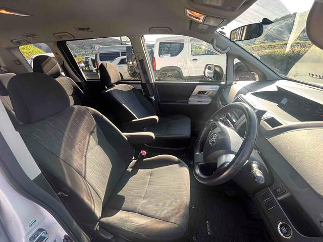 ヴォクシー ＺＳ　福祉車輌　ＴＶ　両側電動スライドドア　オートライト　ＨＩＤ　スマートキー　電動格納ミラー　３列シート　ＣＶＴ　ＣＤ　ＤＶＤ再生　ミュージックプレイヤー接続可　Ｂｌｕｅｔｏｏｔｈ　盗難防止システム（8枚目）