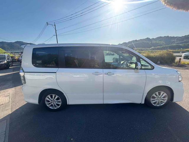 ヴォクシー ＺＳ　福祉車輌　ＴＶ　両側電動スライドドア　オートライト　ＨＩＤ　スマートキー　電動格納ミラー　３列シート　ＣＶＴ　ＣＤ　ＤＶＤ再生　ミュージックプレイヤー接続可　Ｂｌｕｅｔｏｏｔｈ　盗難防止システム（14枚目）