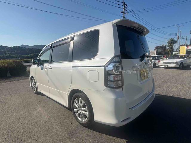 ヴォクシー ＺＳ　福祉車輌　ＴＶ　両側電動スライドドア　オートライト　ＨＩＤ　スマートキー　電動格納ミラー　３列シート　ＣＶＴ　ＣＤ　ＤＶＤ再生　ミュージックプレイヤー接続可　Ｂｌｕｅｔｏｏｔｈ　盗難防止システム（17枚目）